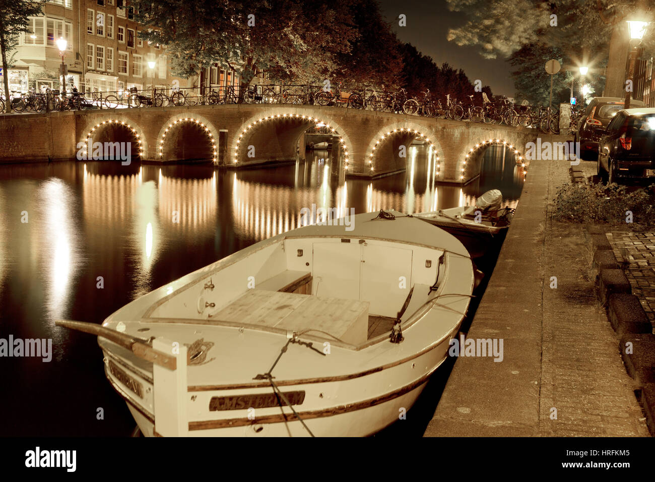 Kanal in der Nacht in Amsterdam, Niederlande Stockfoto