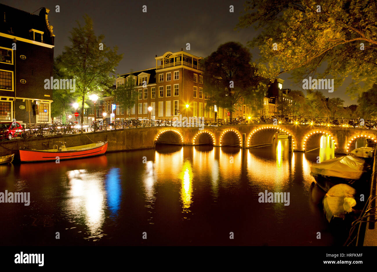 Kanal in der Nacht in Amsterdam, Niederlande Stockfoto