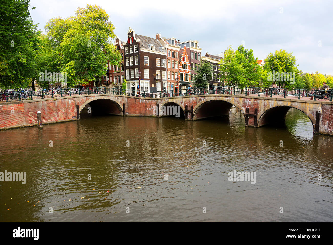 Fahrräder und Grachten von Amsterdam, Niederlande Stockfoto