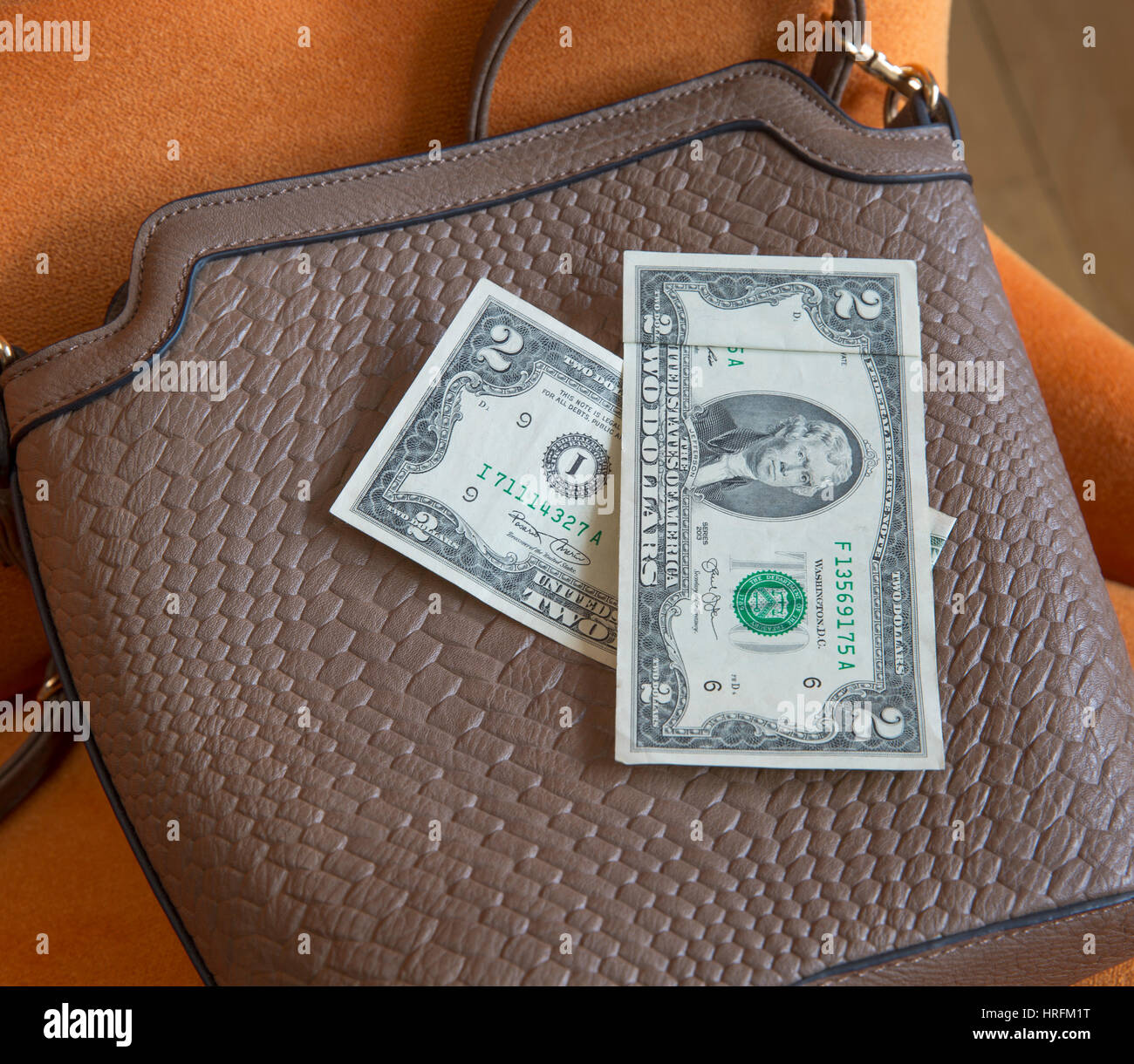 Dollarscheine auf der Oberseite eine Handtasche. Stockfoto