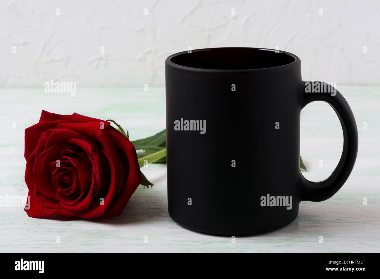 Schwarzer Kaffee Becher Mockup mit roter Rose. Leere Becher mock up für Markenwerbung. Stockfoto