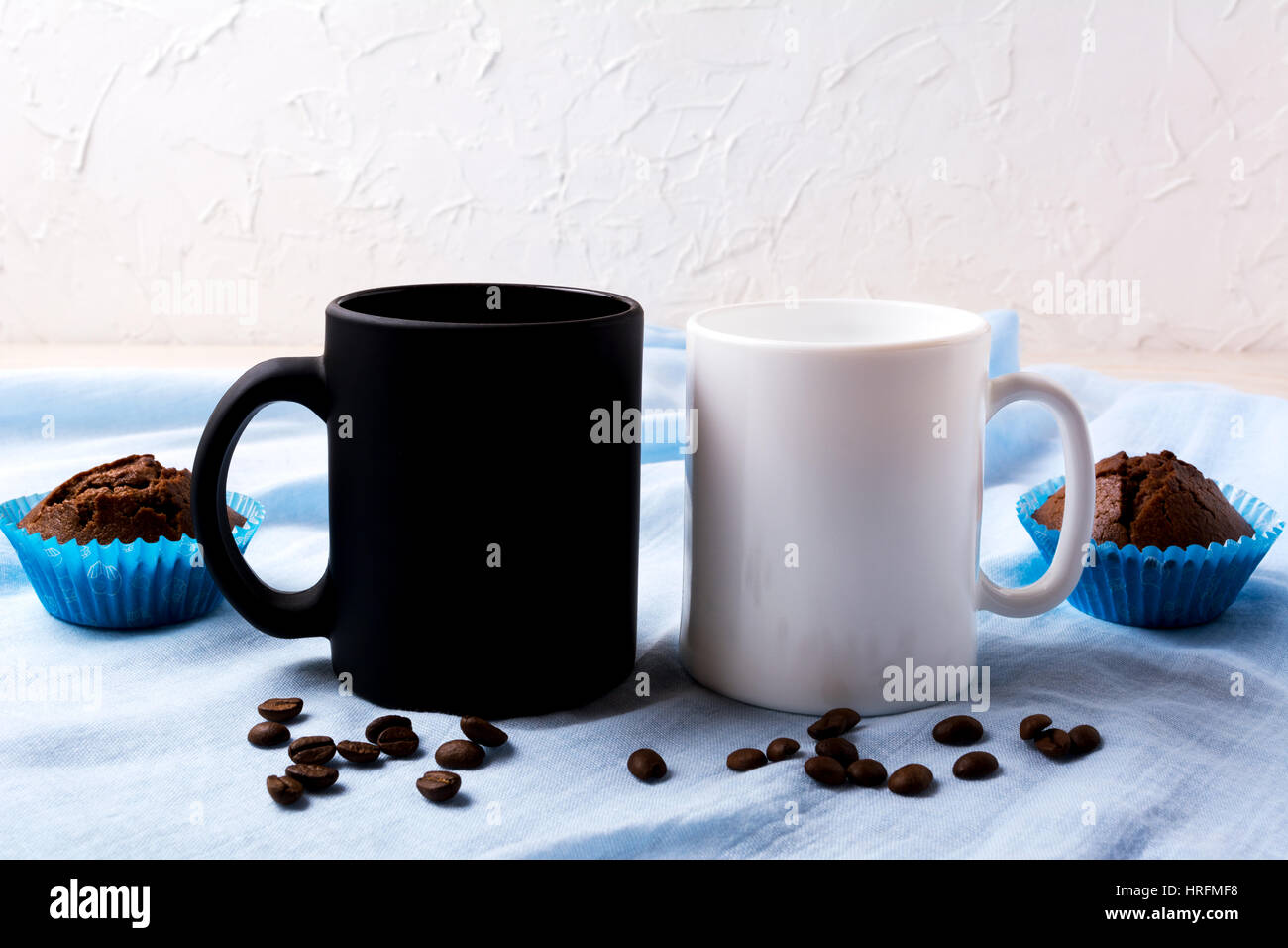 Weiße und schwarze Becher Mockup mit Kaffee und Muffins.  Leere Becher mock up für Design-Präsentation. Stockfoto