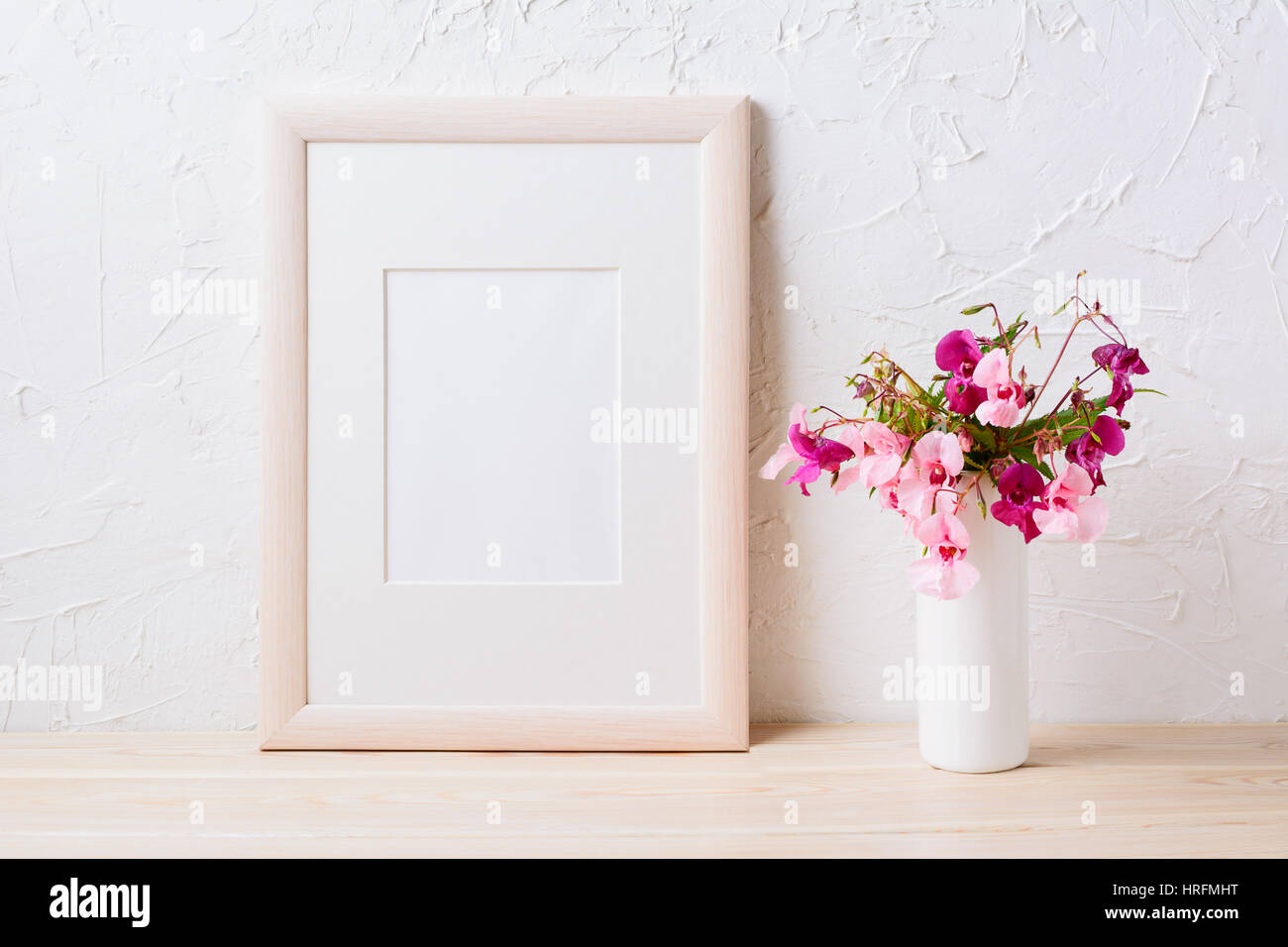 Holzrahmen Mockup mit rosa und lila blumeblumenstrauß. Leere Rahmen mock up für Präsentationsdesign. Stockfoto