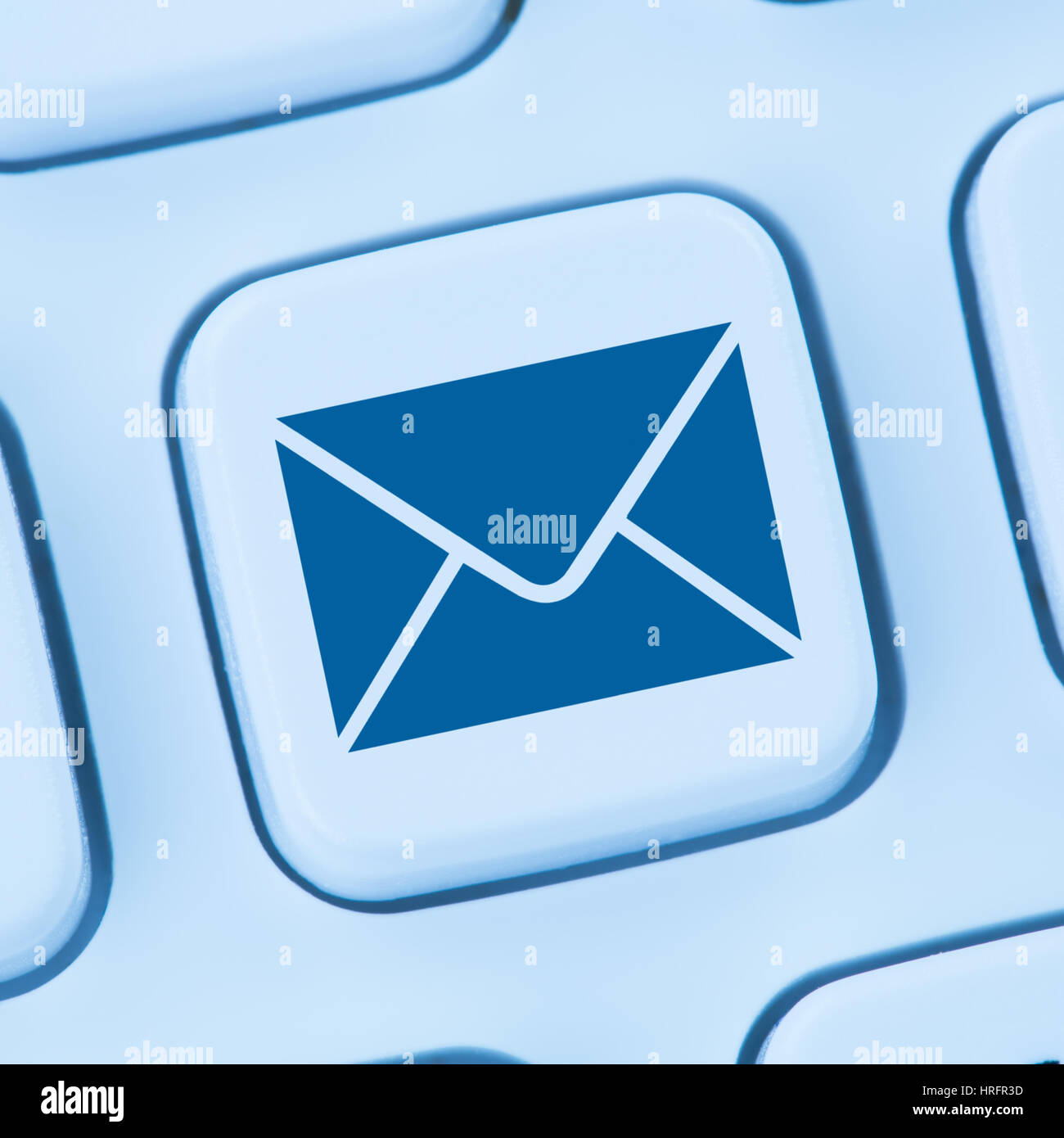 Senden von e-mail e-mail schreiben Internet online Blue web Computer Tastatur Stockfoto