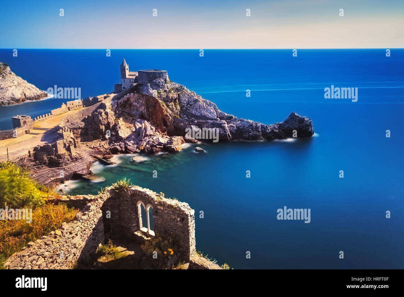 Portovenere Kirche San Pietro. Langzeitbelichtung. Cinque Terre, Cinque Terre, Ligurien Italien Europa. Stockfoto