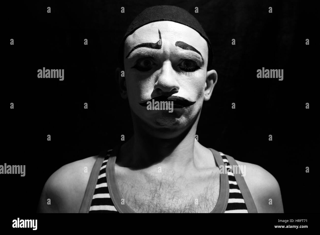 Lustige Porträt von Theater Mime auf schwarzem Hintergrund Stockfoto