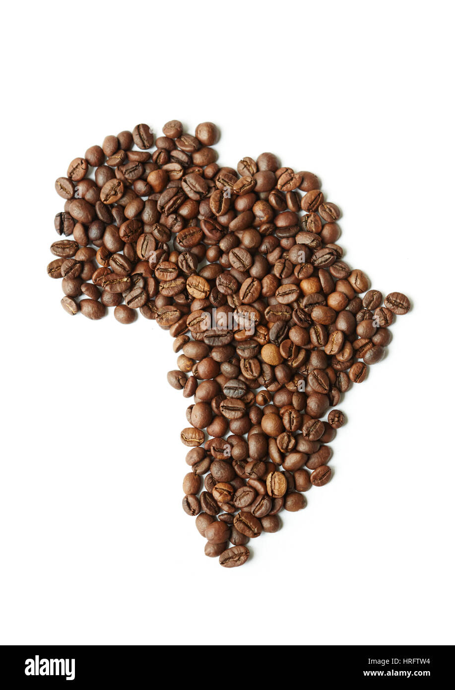Closeup über Ansicht gedreht: Heap reichen braun frisch gerösteten Kaffee Samen auf weißen Tisch in Form des afrikanischen Kontinents verstreut Stockfoto