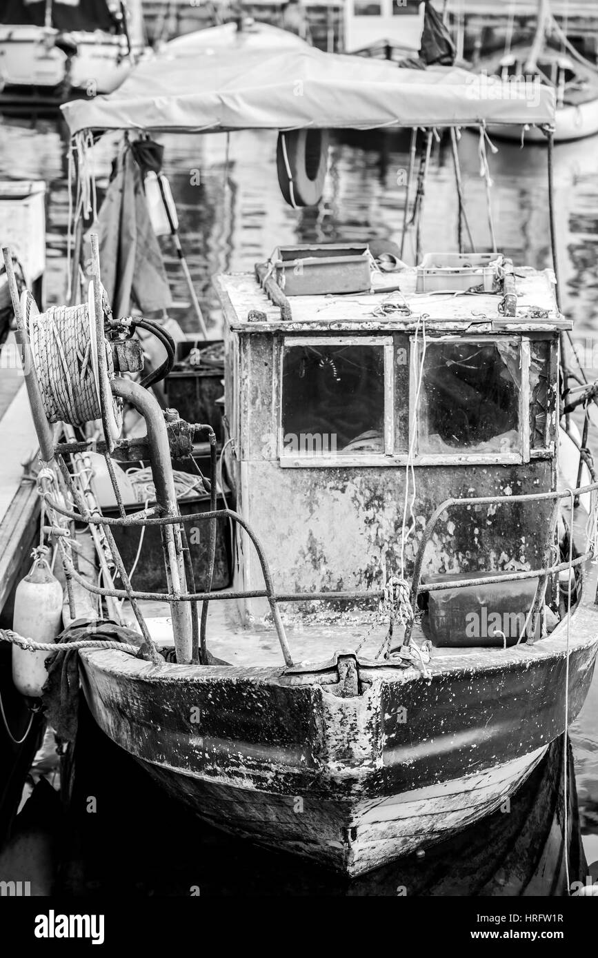 Alte schwere gebrauchte Angelboot/Fischerboot hautnah in einem marine Dock. Stockfoto