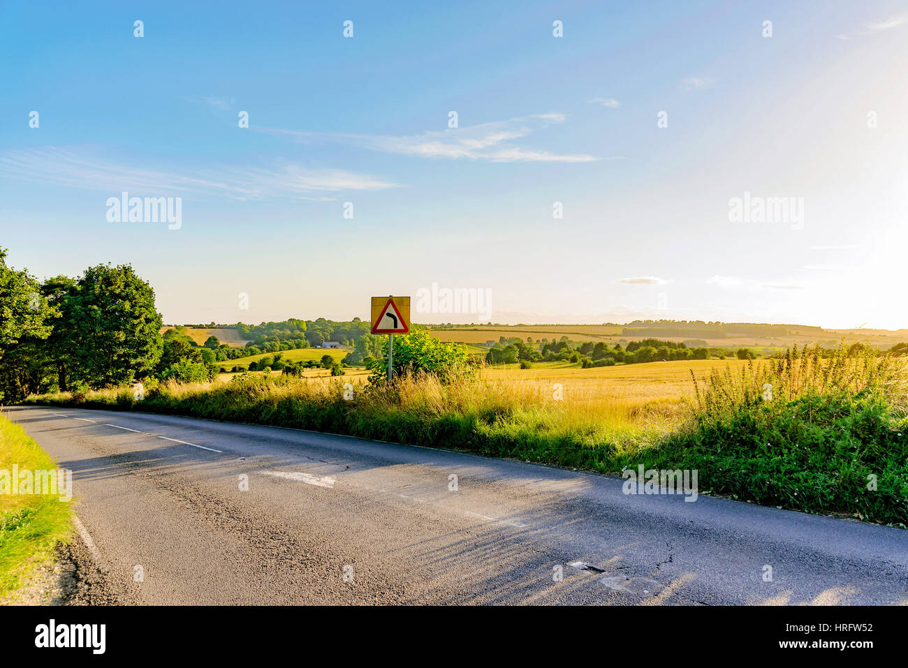 Biege Straßenschild in der Landschaft in der Landschaft Straße Stockfoto