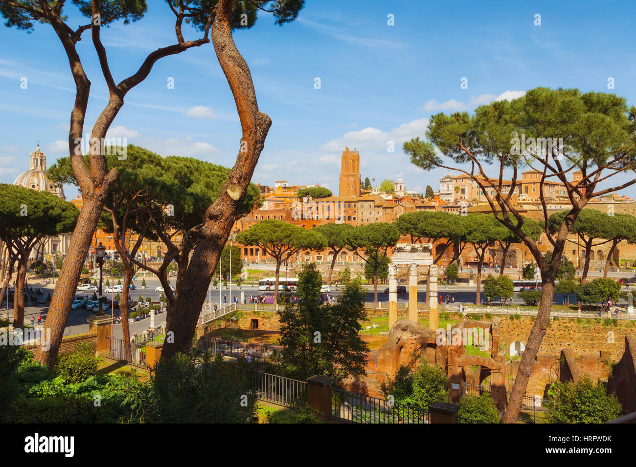 Rom, Italien. Trajan Forum und Markt stammt aus dem zweiten Jahrhundert n. Chr., in der Dämmerung. Der Turm, Zentrum, ist das 13. Jahrhundert Torre Delle Milizie. Es hat Stockfoto