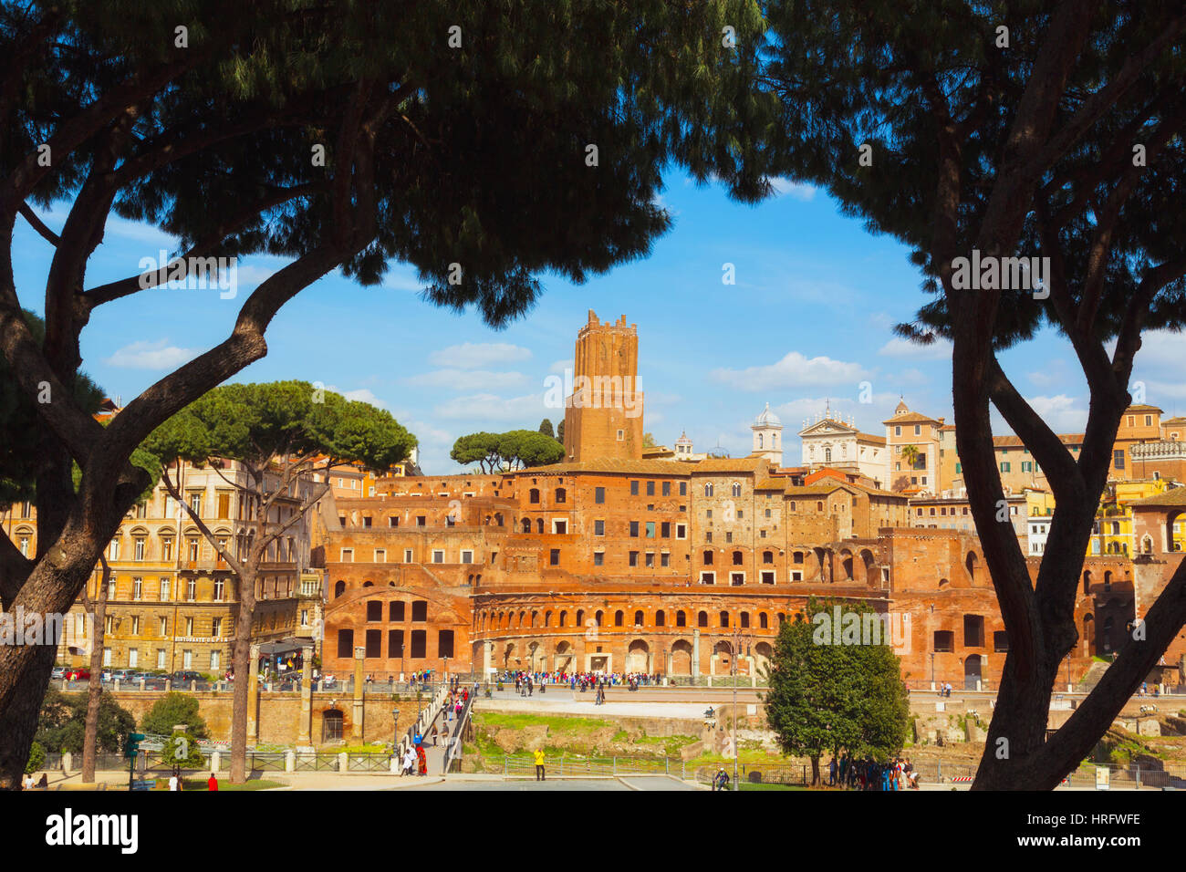 Rom, Italien. Trajan Forum und Markt stammt aus dem zweiten Jahrhundert n. Chr., in der Dämmerung. Der Turm, Zentrum, ist das 13. Jahrhundert Torre Delle Milizie. Es hat Stockfoto