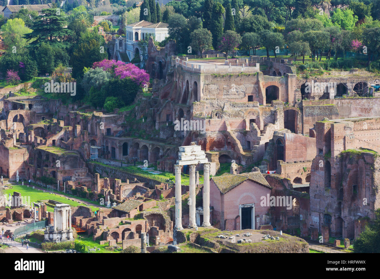 Rom, Italien.  Das Forum Romanum. Die drei Säulen der Tempel des Castor und Pollux.  Das Forum ist Teil des historischen Zentrum von Rom ist ein UNES Stockfoto