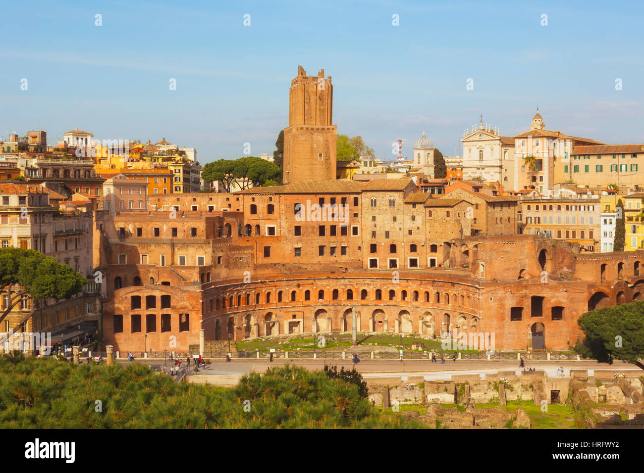 Rom, Italien. Trajan Forum und Markt stammt aus dem zweiten Jahrhundert n. Chr., in der Dämmerung. Der Turm, Zentrum, ist das 13. Jahrhundert Torre Delle Milizie. Es hat Stockfoto