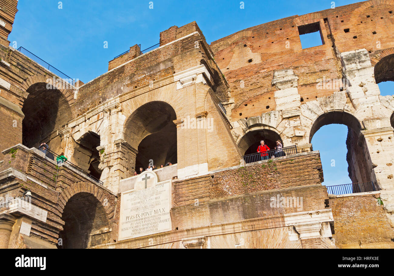 Rom, Italien. Fassade des Kolosseums.  Das Kolosseum ist Teil des historischen Zentrum von Rom, die zum UNESCO-Weltkulturerbe ist. Stockfoto