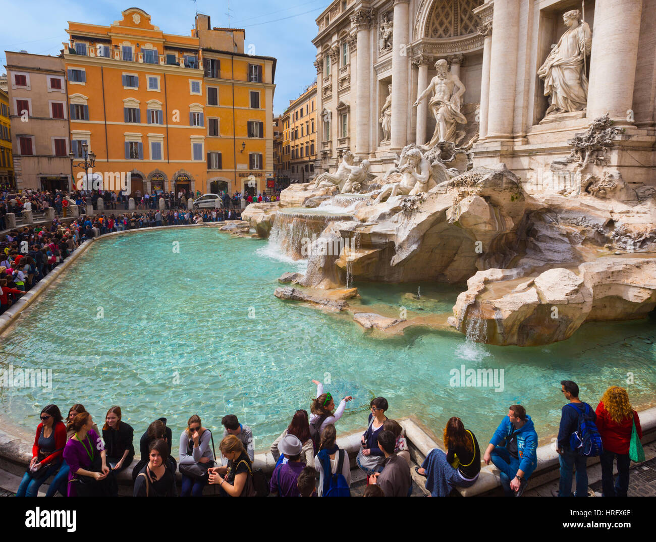 Rom, Italien. Im 18. Jahrhundert Barock-Trevi-Brunnen von Nicola Salvi entworfen.  Das historische Zentrum von Rom ist ein UNESCO-Weltkulturerbe. Stockfoto