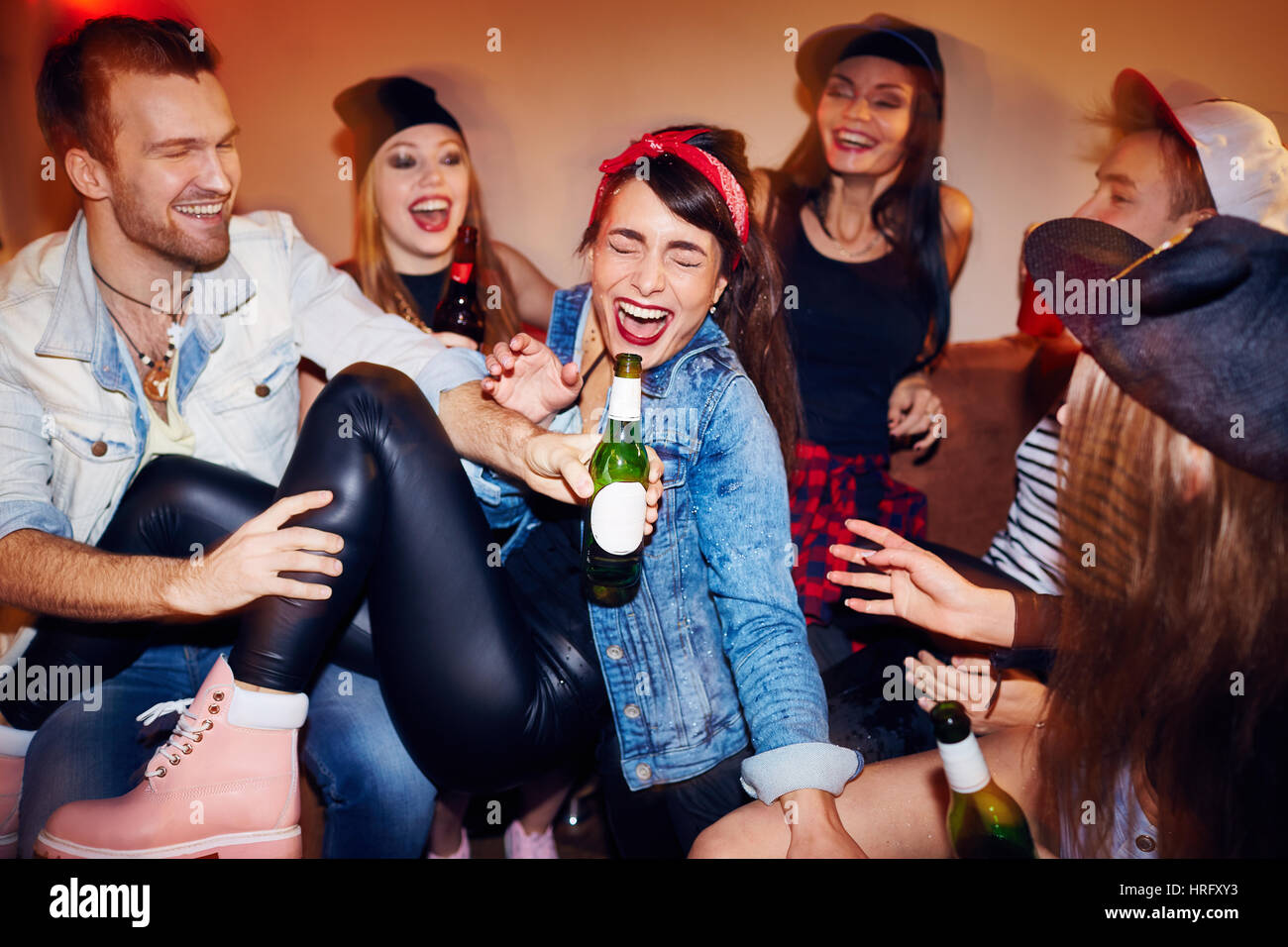Gruppe Von Trendigen Jungen Leuten Immer Betrunken Auf Spät In Der Nacht Beute Party Gehen 