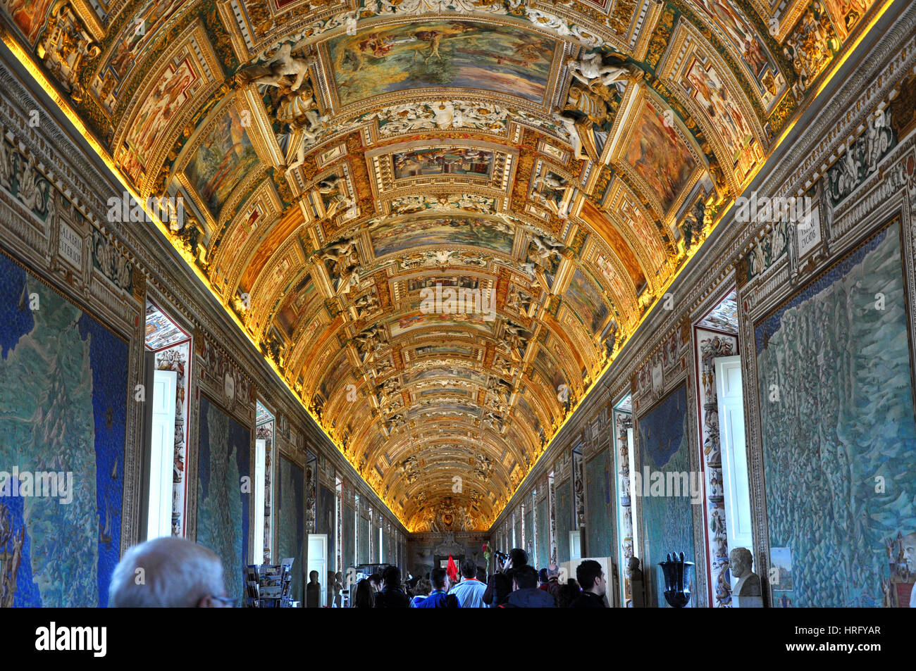 Vatikan, Italien - 14. März 2016: Touristen, die die berühmte Galerie Karten im Vatikan Museum, eines der wichtigsten touristischen Attraktion von der Vatikanischen Stockfoto