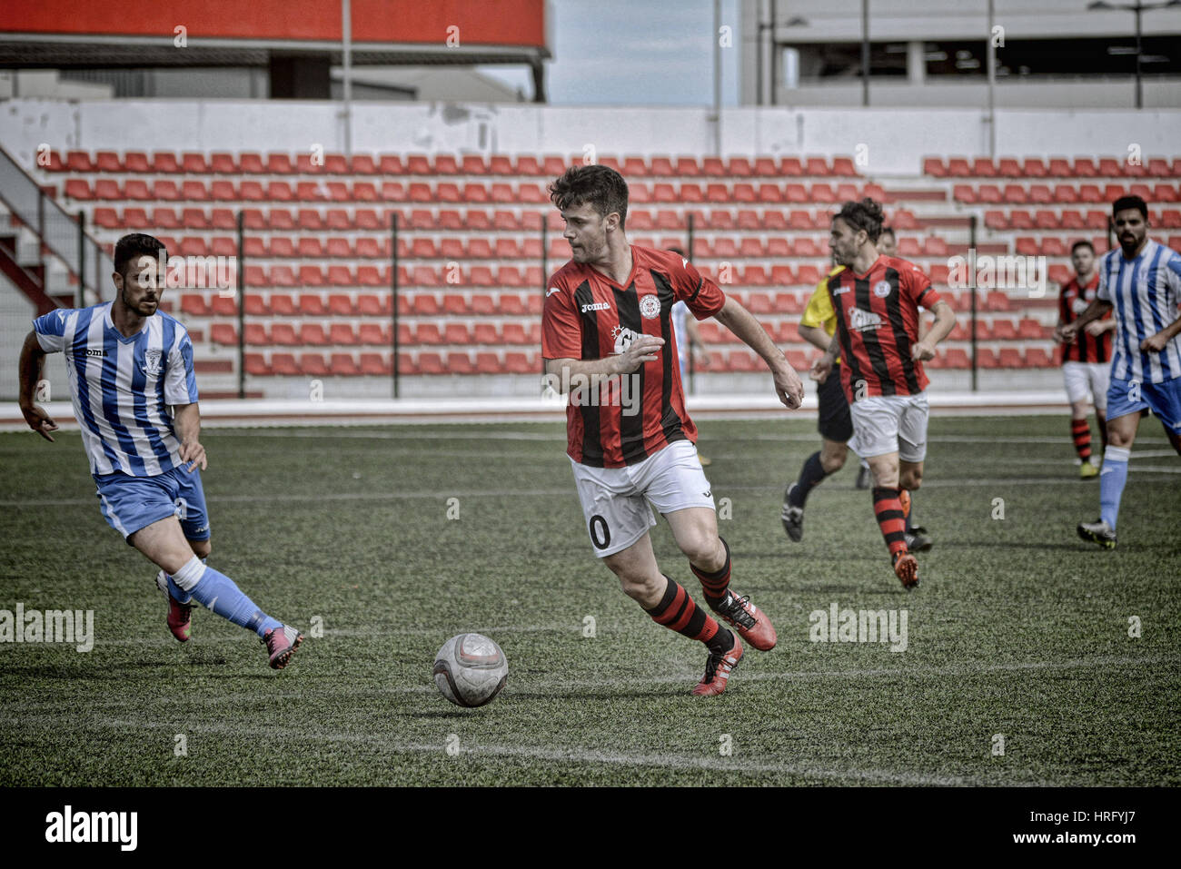 Gibraltar Fußball - St Joseph gegen Lincoln rot Imps - Victoria Stadium - 2016 Kyle Casciaro am ball für Lincoln rot Imps. Stockfoto