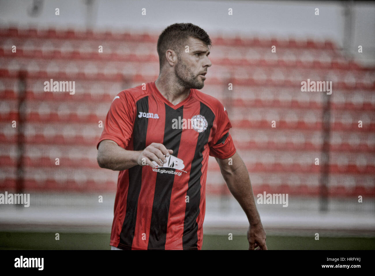 Gibraltar Fußball - St Joseph gegen Lincoln rot Imps - Victoria Stadium - 2016 Liam Walker die Lincoln rot Imps Hemd vor seinem bewegen sich in der Stockfoto