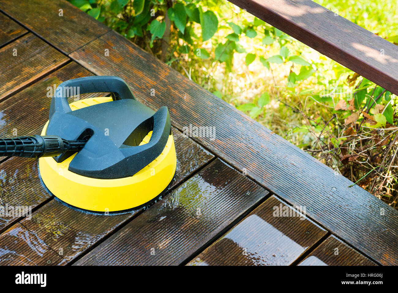 Reinigung Terrasse mit einen Hochdruckreiniger Hochwasser Hochdruckreiniger auf Holzterrasse