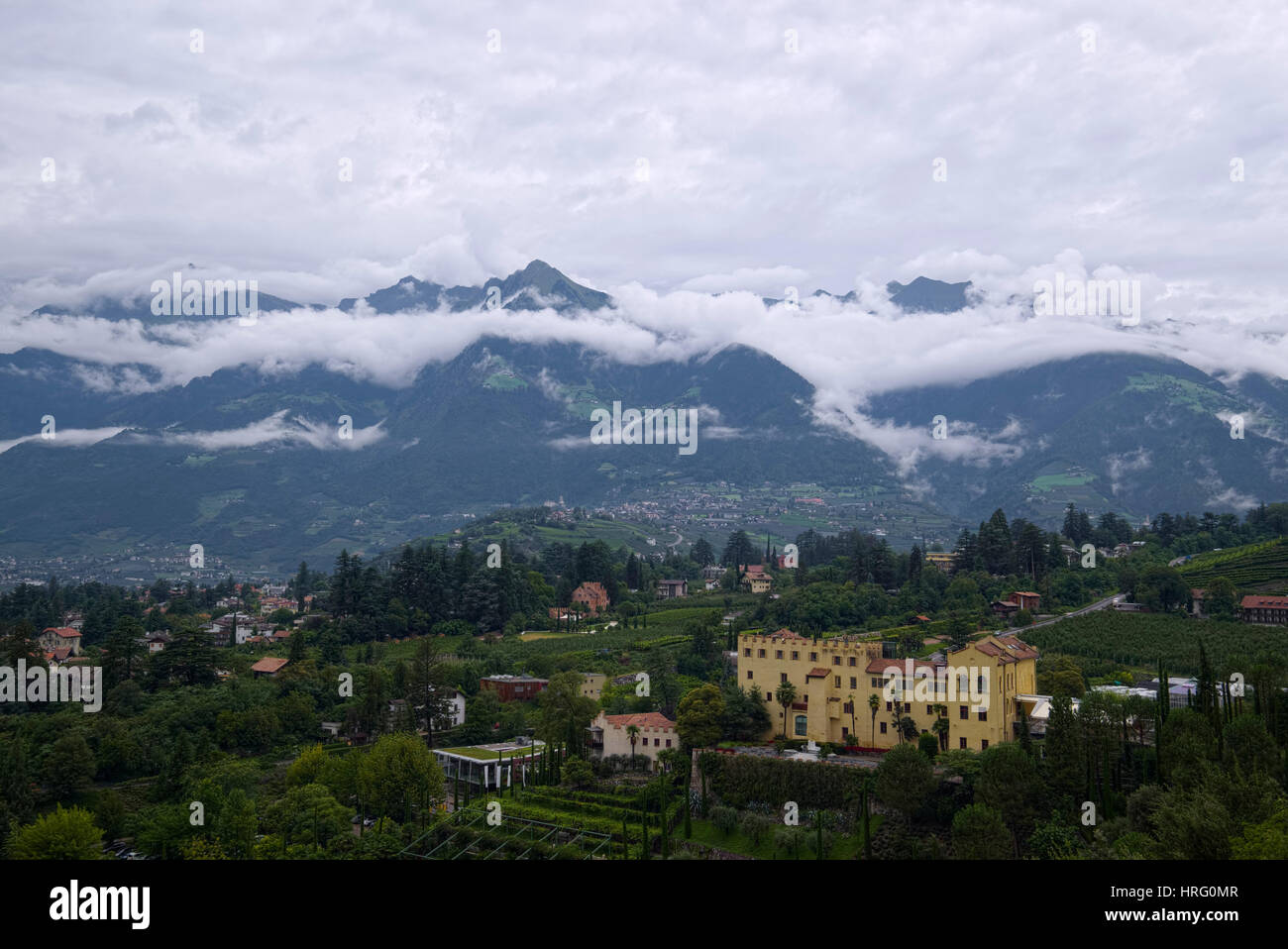 Schloss Trauttmansdorff und die Berge in Wolken, Meran, Südtirol, Italien Stockfoto