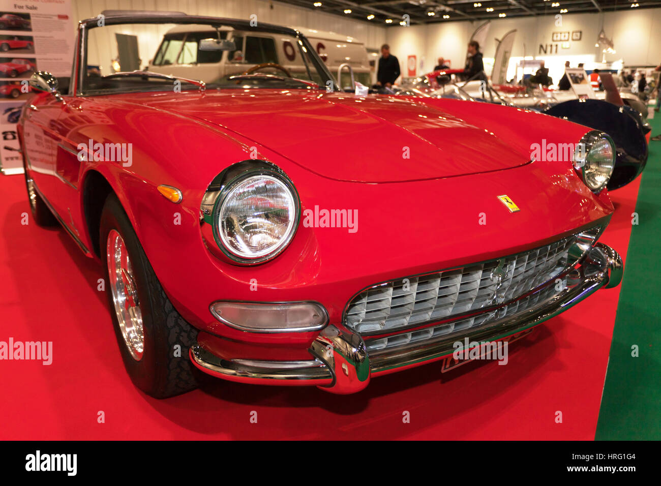 Ein 1965 Ferrari 275 GTS Spyder zu verkaufen, auf dem alten Racing Car Company Stand des historischen Motorsports International 2017 Stockfoto
