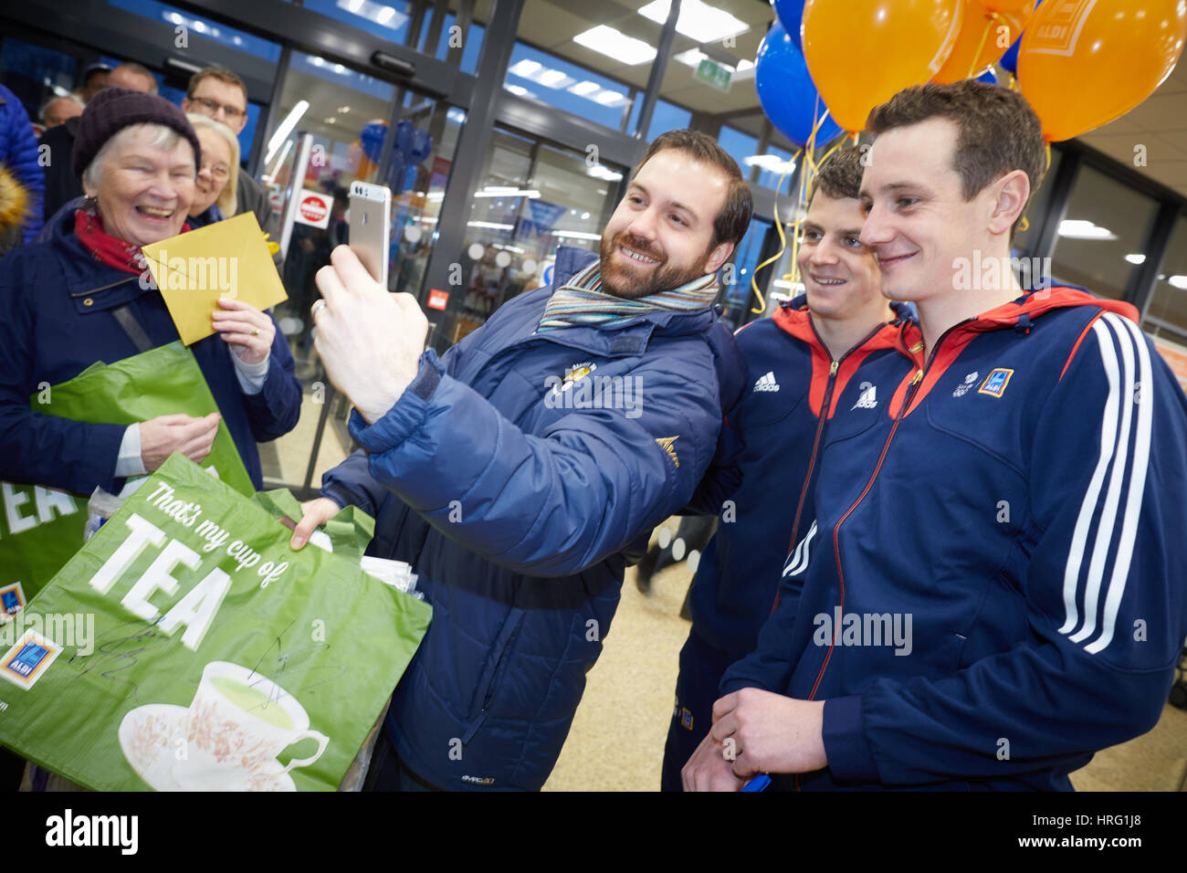 Team GB Triathlet Jonny und Alistair Brownlee aka The Brownlee-Brüdern Guiseley, Yorkshire, England, UK Aldis neuen Store eröffnet Stockfoto