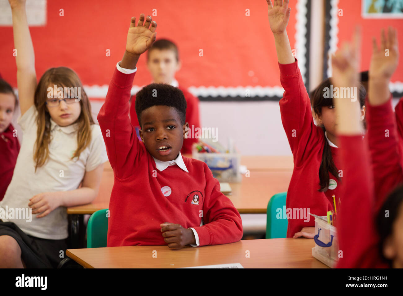 Multikulturelle Schulkinder an einer Grundschule in Meilen Plattierung Manchester. Stockfoto
