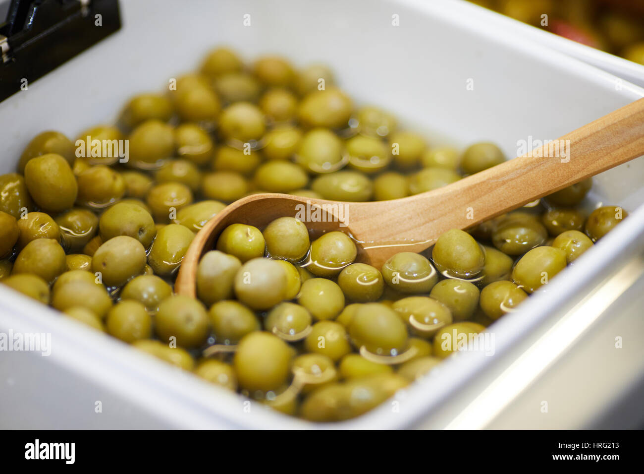 Grüne Oliven in Wasser essfertig. Stockfoto