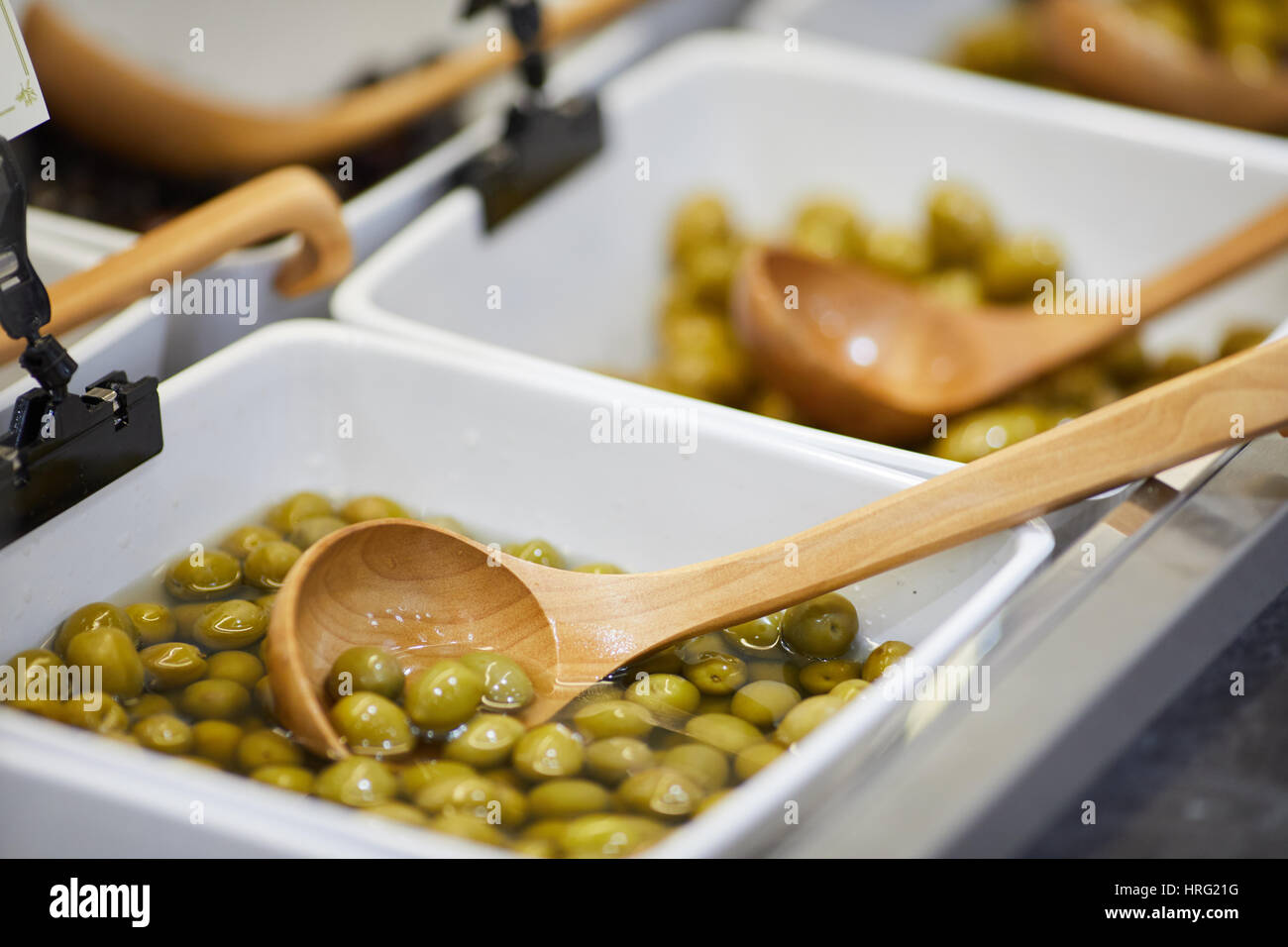 Grüne Oliven in Wasser essfertig. Stockfoto