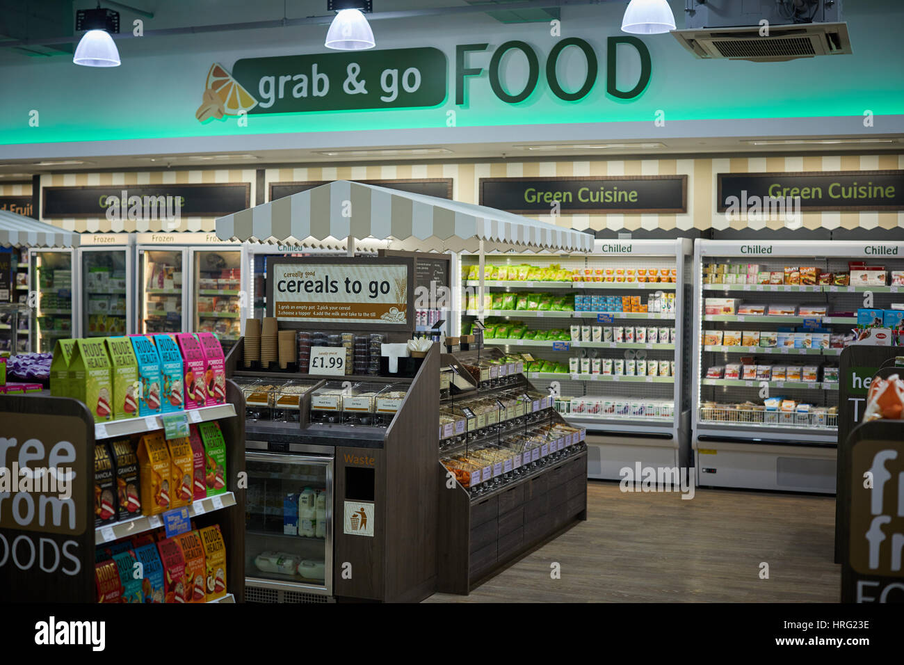 Außenseite des Holland & Barrett mehr Gesundheits-Shop öffnet sich in Manchester City Centre, England, UK. Stockfoto