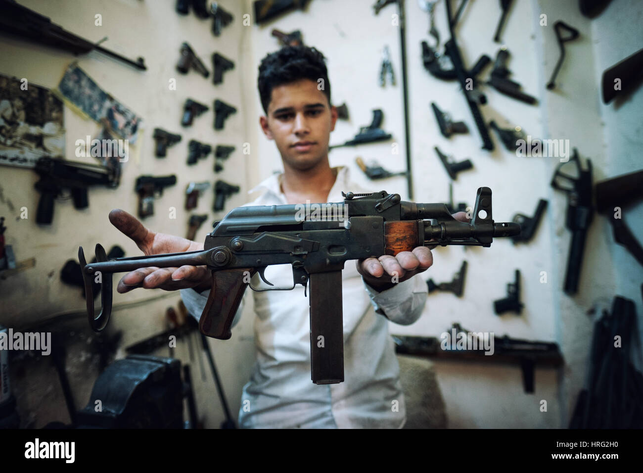 Ein junger Büchsenmacher in seiner Werkstatt Ithe Zentrum von Erbil, Kurdistan, Irak. Stockfoto