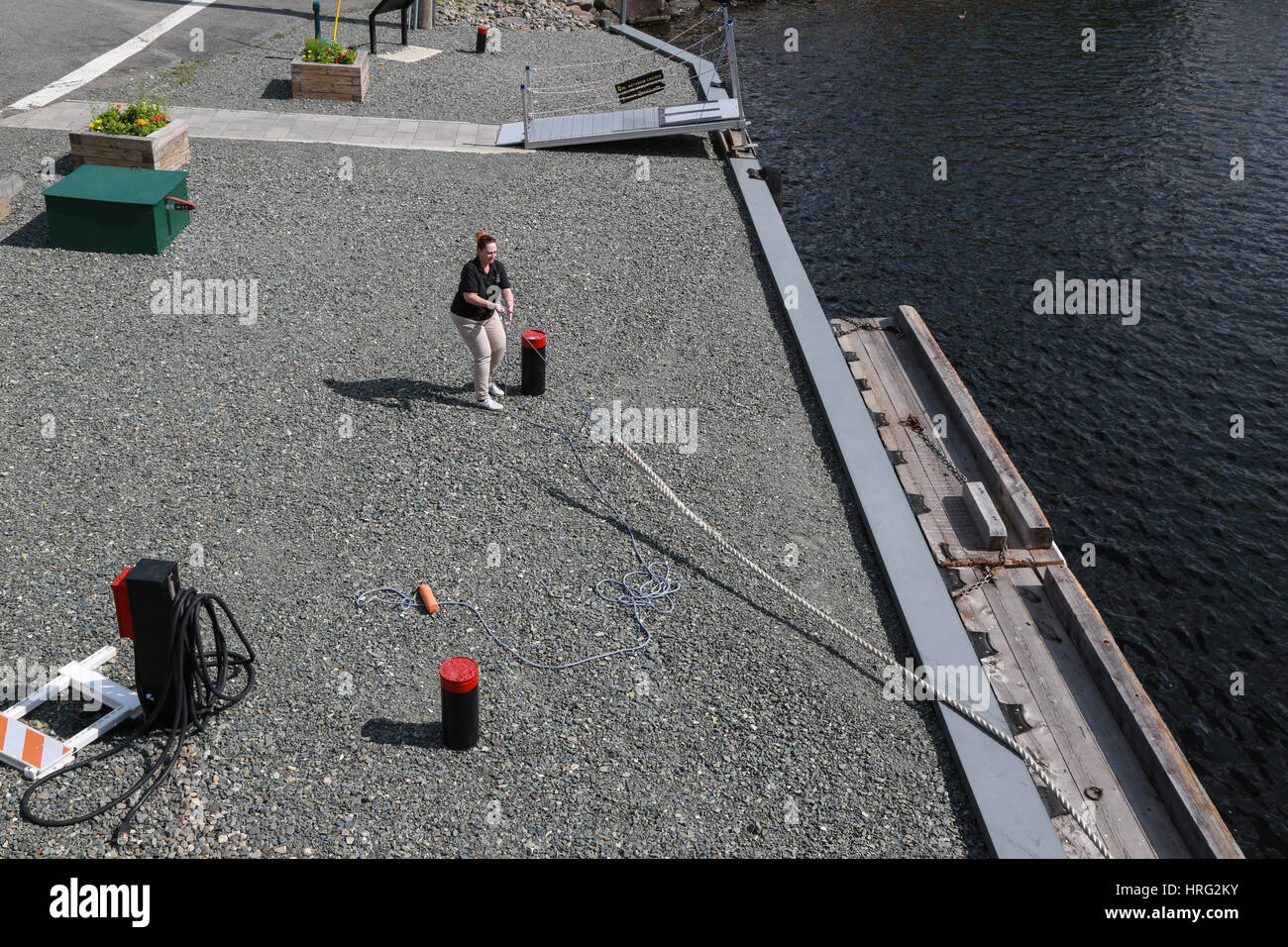 Line-Handler Aids Andocken des Jahrhunderte alten Motor Schiff Katahdin Moosehead Marine Museum Stockfoto