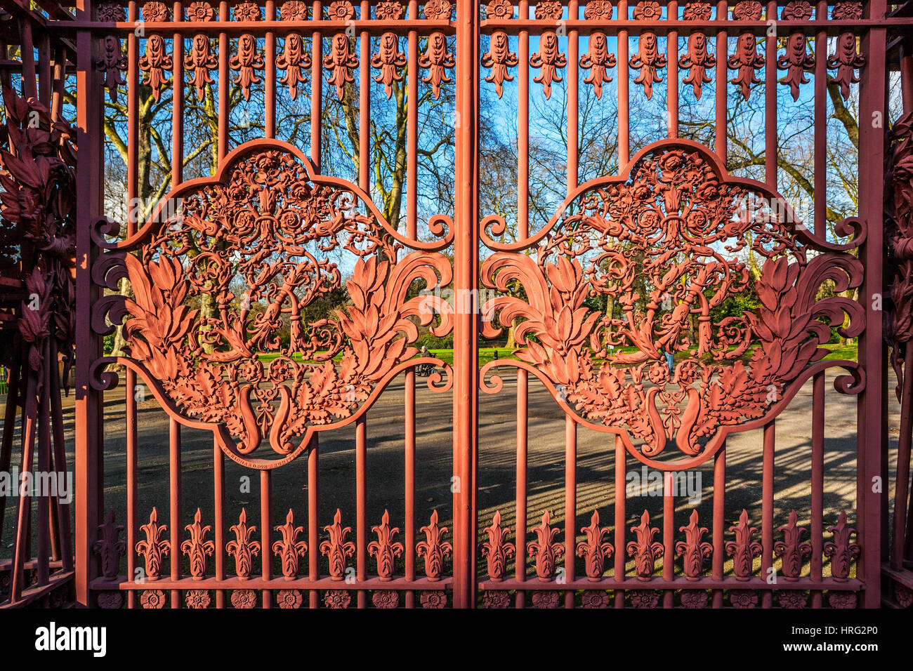 Königinnentor mit VR-Motiv, Kensington Gardens, London Stockfoto