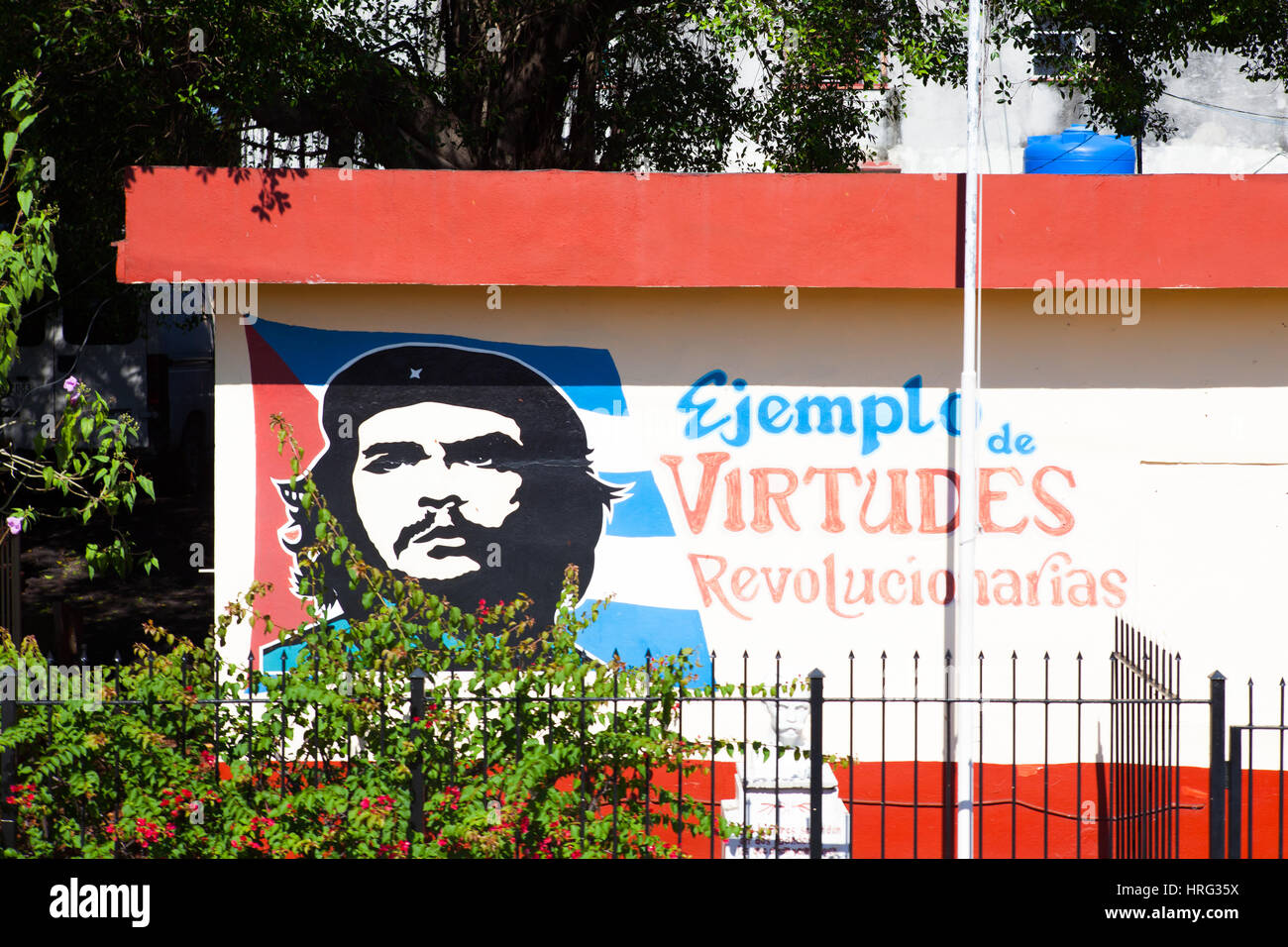 Havanna, Kuba - 11. Dezember 2016: Malerei von Che Guevara auf einer alten Mauer in Havanna, Kuba Stockfoto