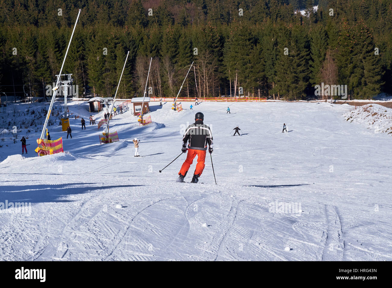 WINTERBERG, Deutschland - 15. Februar 2017: Mann trägt orange Skihose auf seinem Weg nach unten eine Piste in Ski-Karussell Winterberg Stockfoto
