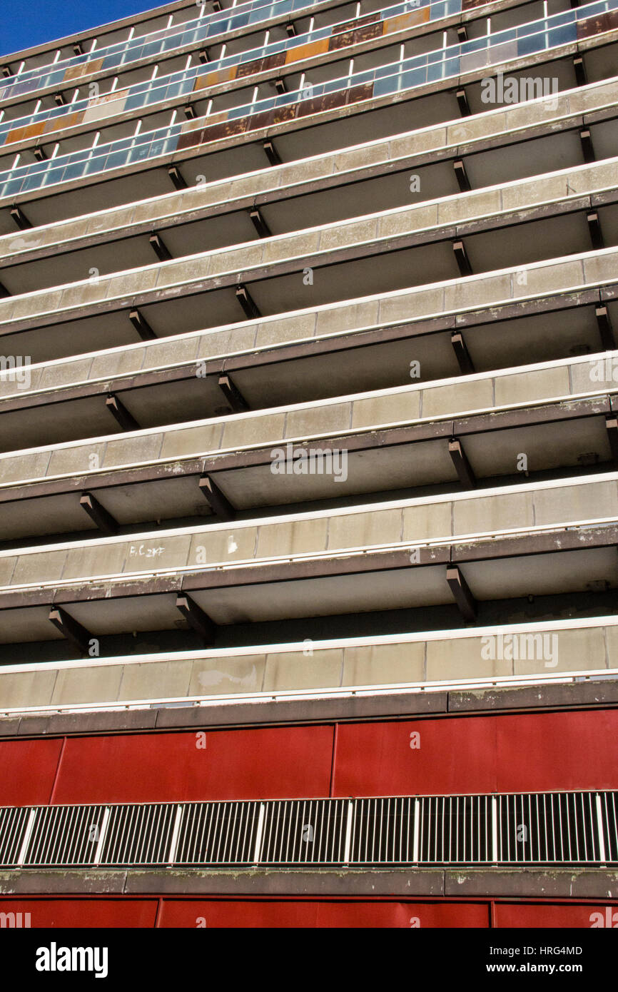 Ein Block von Gemeindewohnungen in der inzwischen abgerissenen Heygate-Siedlung in South East London. Es wurde abgerissen, zwischen 2011 und 2014 als Teil des Elefanten eine Stockfoto