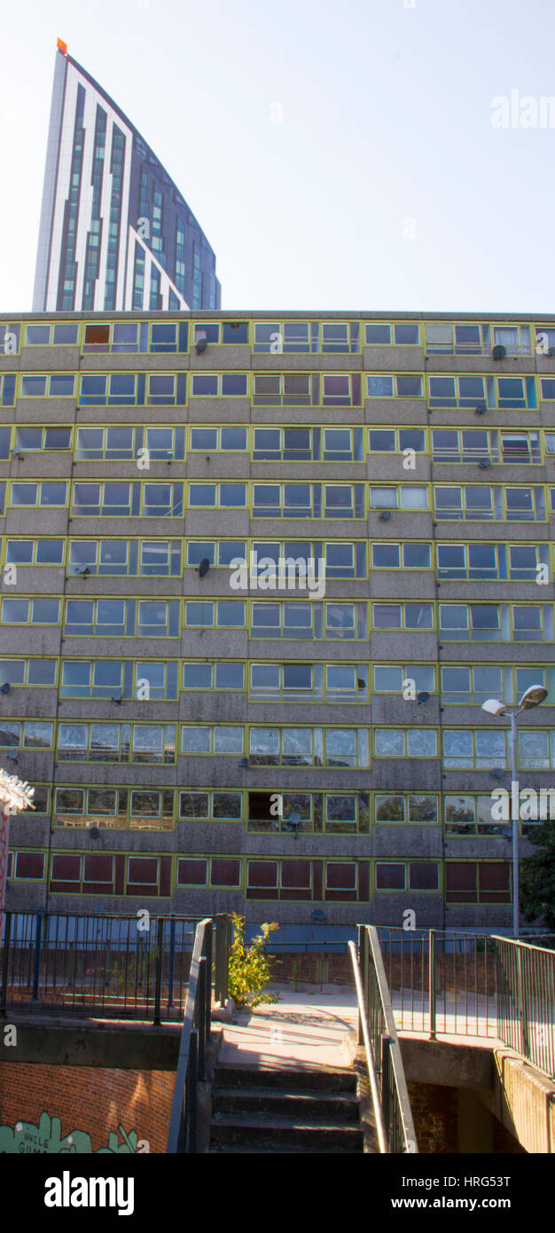 Ein Block von Gemeindewohnungen in der inzwischen abgerissenen Heygate-Siedlung in South East London. Es wurde abgerissen, zwischen 2011 und 2014 als Teil des Elefanten eine Stockfoto