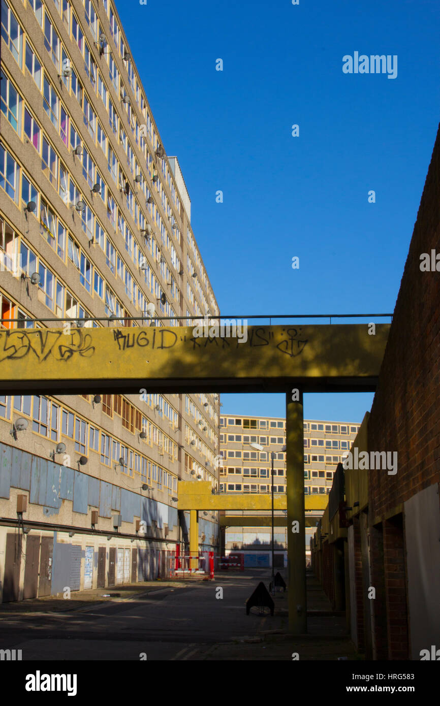 Ein Block von Gemeindewohnungen in der inzwischen abgerissenen Heygate-Siedlung in South East London. Es wurde abgerissen, zwischen 2011 und 2014 als Teil des Elefanten eine Stockfoto