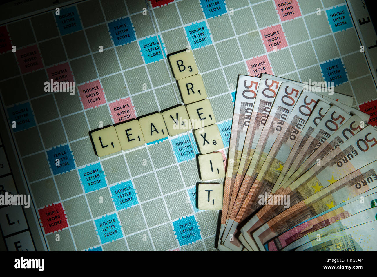 Austritt und lassen auf ein Scrabble-Brett mit 50 Euro Noten als ein Finanzkonzept ausgeschrieben Stockfoto