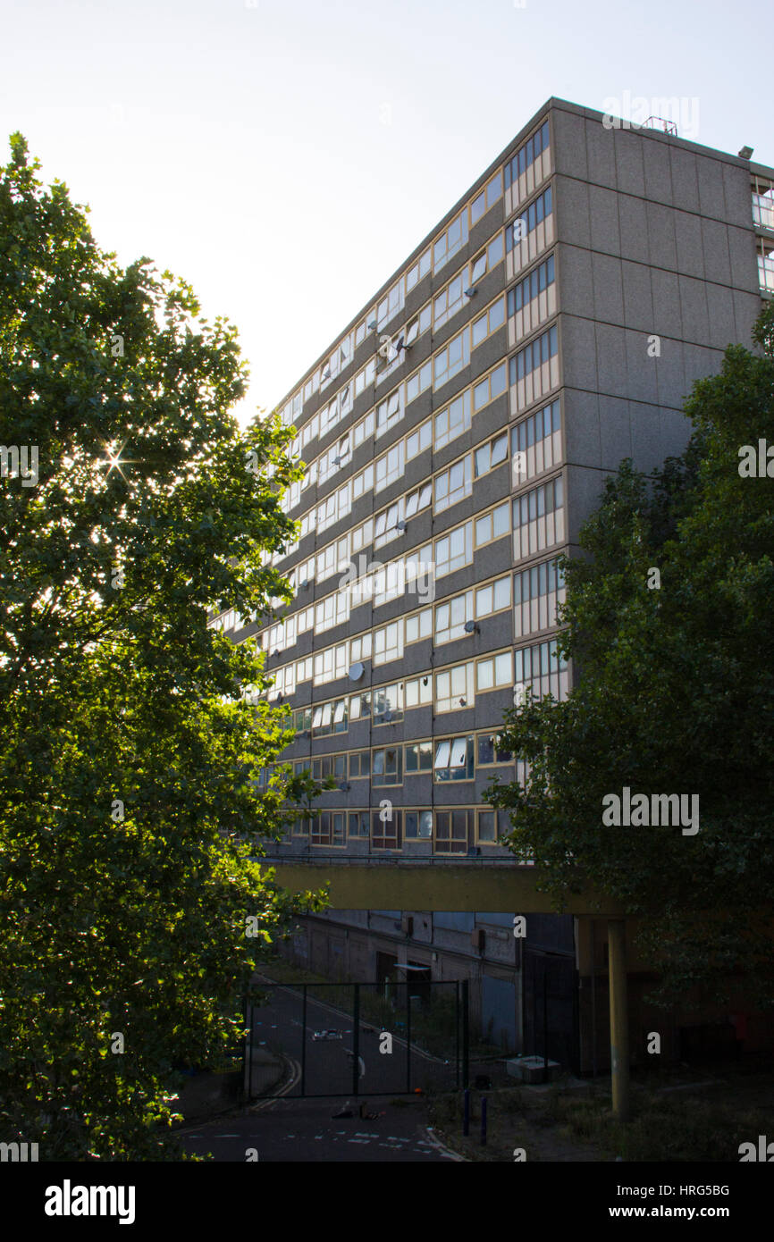 Ein Block von Gemeindewohnungen in der inzwischen abgerissenen Heygate-Siedlung in South East London. Es wurde abgerissen, zwischen 2011 und 2014 als Teil des Elefanten eine Stockfoto