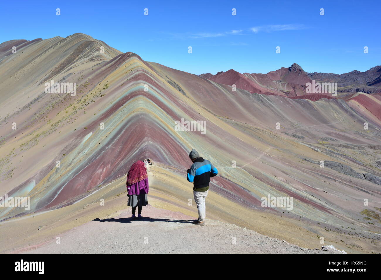 Peruanische paar mit typischen Kleidung wandern die Cerro Colorado - aka Rainbow Mountain, Vinicunca oder Ausangate - in der Region von Cusco, Peru Stockfoto