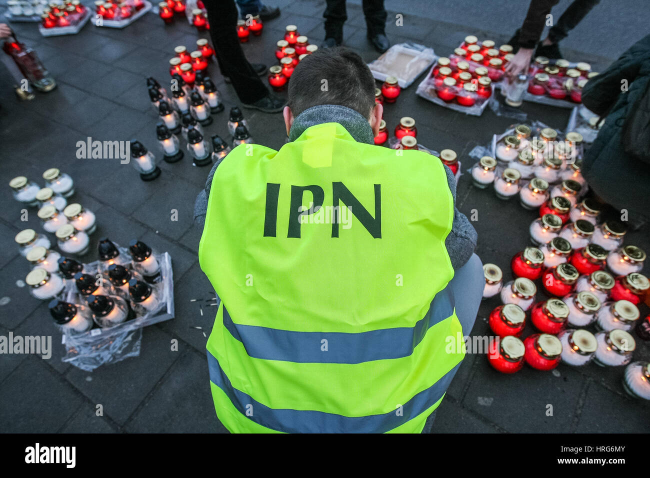 Danzig, Polen. 1. März 2017. Mitglied des Institut des nationalen Gedenkens (IPN) anzünden von Kerzen, die nationalen Tag der verfluchte Soldaten feiern wird auf 1. März 2017 in Danzig gesehen. Nachdem Polens offizielle Untergrundarmee (AK) des zweiten Weltkriegs 1945 auflöste, weiterhin Tausende von Polen in anderen Formationen gegen die Einführung des Kommunismus zu kämpfen, wie die sowjetische Rote Armee Griff landesweit ausgedehnt. Sie haben seitdem bekannt geworden als "Verfluchte Soldaten" Credit: Michal Fludra/Alamy Live News Stockfoto