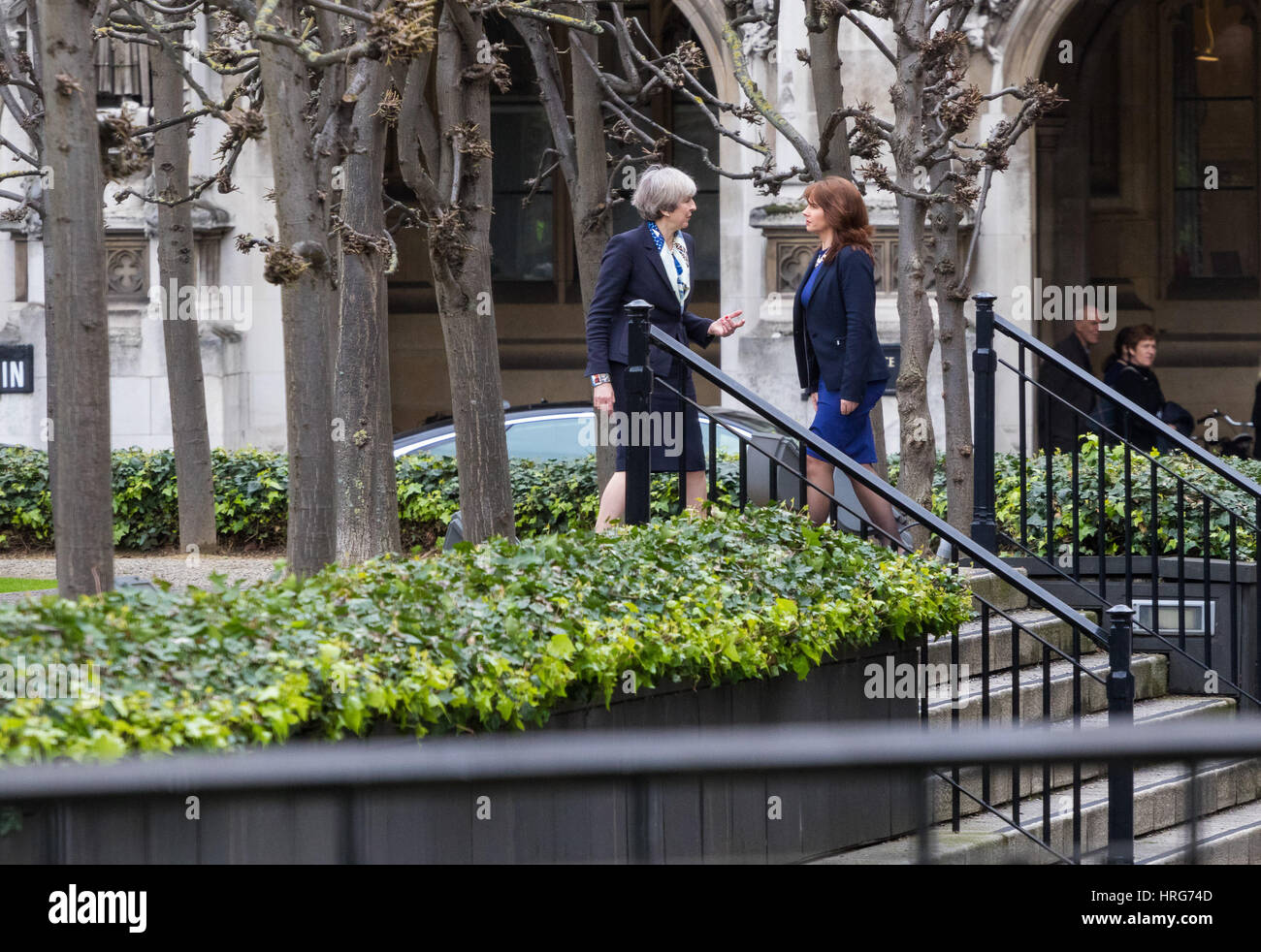 Parlament, London, 1. März 2017. Premierminister Theresa May posiert für Fotos außerhalb des House Of Commons mit der konservativen Partei neueste MP Trudy Harrison, Copeland Nachwahl Credit gewonnen: Paul Davey/Alamy Live News Stockfoto