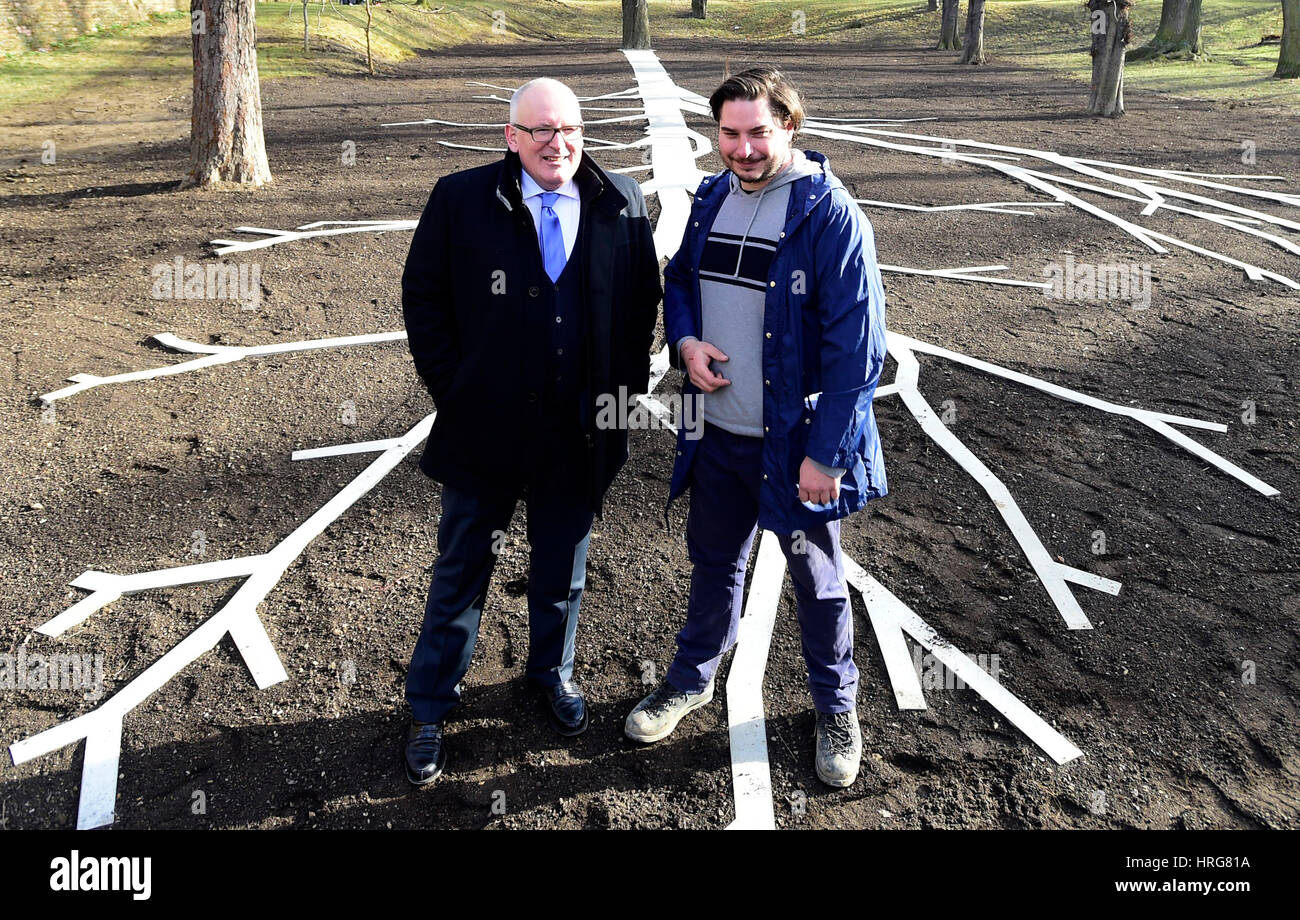 Europäischen Kommission erste Vizepräsident Frans Timmermans, links, und tschechischer Bildhauer Dominik Lang enthüllen ein Denkmal für den niederländischen Minister von Dominik Lang, den Jindrich Chalupecky Award, in der Van der Stoel Park in Prag heute auf Mittwoch, 1. März 2017. Es ist symbolisch in der Nähe von Patocka Street gelegen. Van der Stoel (1924-2011) war Minister für auswärtige Angelegenheiten der Niederlande in 1973-77 und 1981 / 82. 1992 bis 2000 war er der erste Hochkommissar für ethnische Minderheiten der Organisation für Sicherheit und Zusammenarbeit in Europa (OSZE). Er erhielt eine Reihe von hohen staatlichen Dekorationen, in Stockfoto