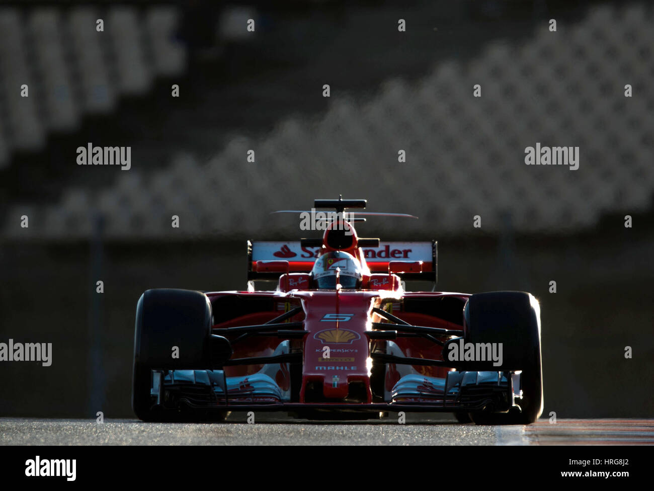 Barcelona, Spanien. 1. März 2017. Deutsche Formel 1 Fahrer Sebastian Vettel von Ferrari fahren seinen neuen Rennwagen auf der Rennstrecke Circuit de Catalunya track in Barcelona, Spanien, 1. März 2017. Alle Formel-1-Teams testen ihre neuen Autos in den nächsten zwei Wochen. Die neue Formel1 Saison startet am 26. März 2017 in Australien. Foto: Jens Büttner/Dpa-Zentralbild/Dpa/Alamy Live News Stockfoto