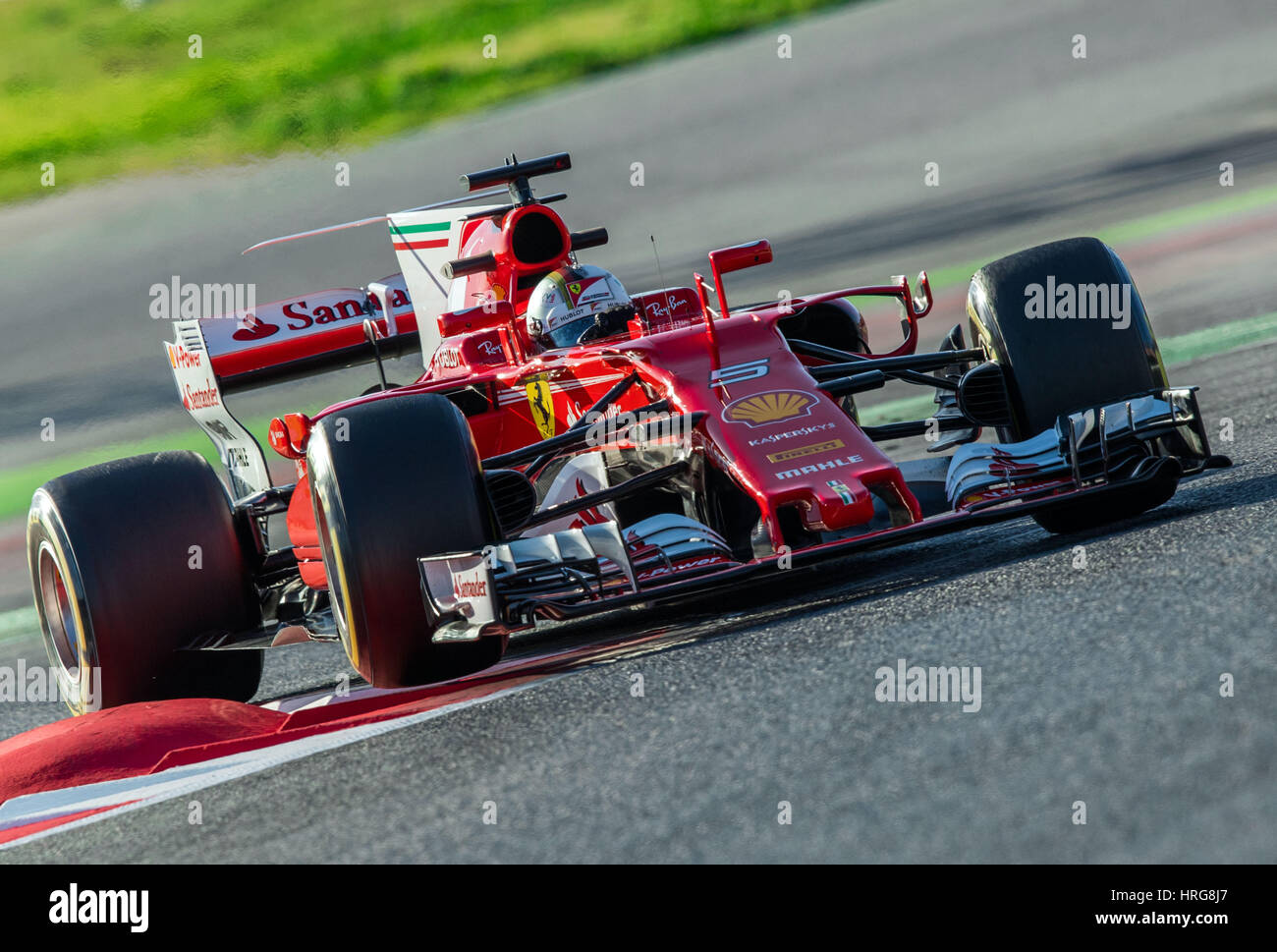 Barcelona, Spanien. 1. März 2017. Deutsche Formel 1 Fahrer Sebastian Vettel von Ferrari fahren seinen neuen Rennwagen auf der Rennstrecke Circuit de Catalunya track in Barcelona, Spanien, 1. März 2017. Alle Formel-1-Teams testen ihre neuen Autos in den nächsten zwei Wochen. Die neue Formel1 Saison startet am 26. März 2017 in Australien. Foto: Jens Büttner/Dpa-Zentralbild/Dpa/Alamy Live News Stockfoto