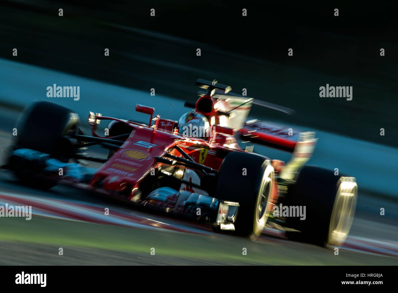 Barcelona, Spanien. 1. März 2017. Deutsche Formel 1 Fahrer Sebastian Vettel von Ferrari fahren seinen neuen Rennwagen auf der Rennstrecke Circuit de Catalunya track in Barcelona, Spanien, 1. März 2017. Alle Formel-1-Teams testen ihre neuen Autos in den nächsten zwei Wochen. Die neue Formel1 Saison startet am 26. März 2017 in Australien. Foto: Jens Büttner/Dpa-Zentralbild/Dpa/Alamy Live News Stockfoto