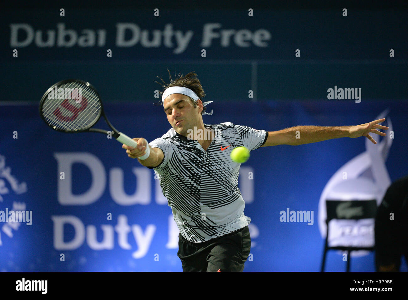 Dubai, Vereinigte Arabische Emirate. 1. März 2017. 7 Mal Champion Roger Federer verschwendet Set 1-0 in Führung und 3 Punkte, um der 2. Runde der Dubai Duty Free Tennis Championships Welt keine 116 Evgeny Donskoy verlieren. Bildnachweis: Feroz Khan/Alamy Live-Nachrichten Stockfoto