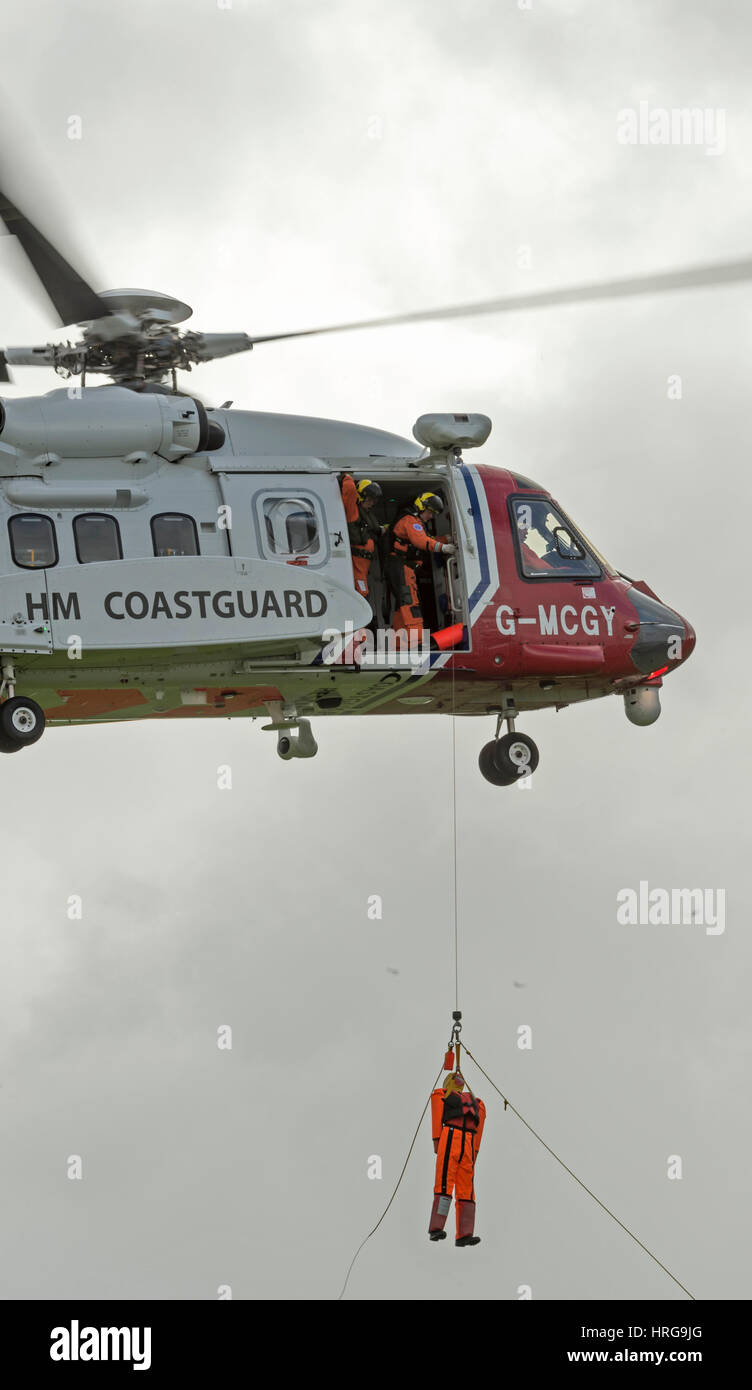 St. Michaels Mount, Cornwall, UK. 1. März 2017. Küstenwache Hubschrauber Durchführung eine hi-Line Übertragung mit Dummy-Credit: Bob Sharples/Alamy Live News Stockfoto